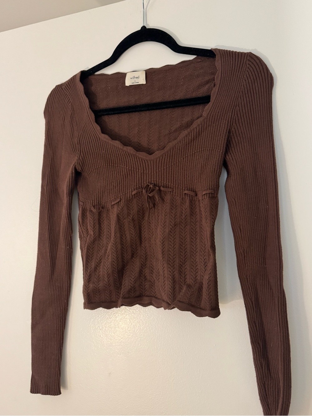 Wilfred Brown Scalloped V-Neck Ribbed Knit Long Sleeve Top